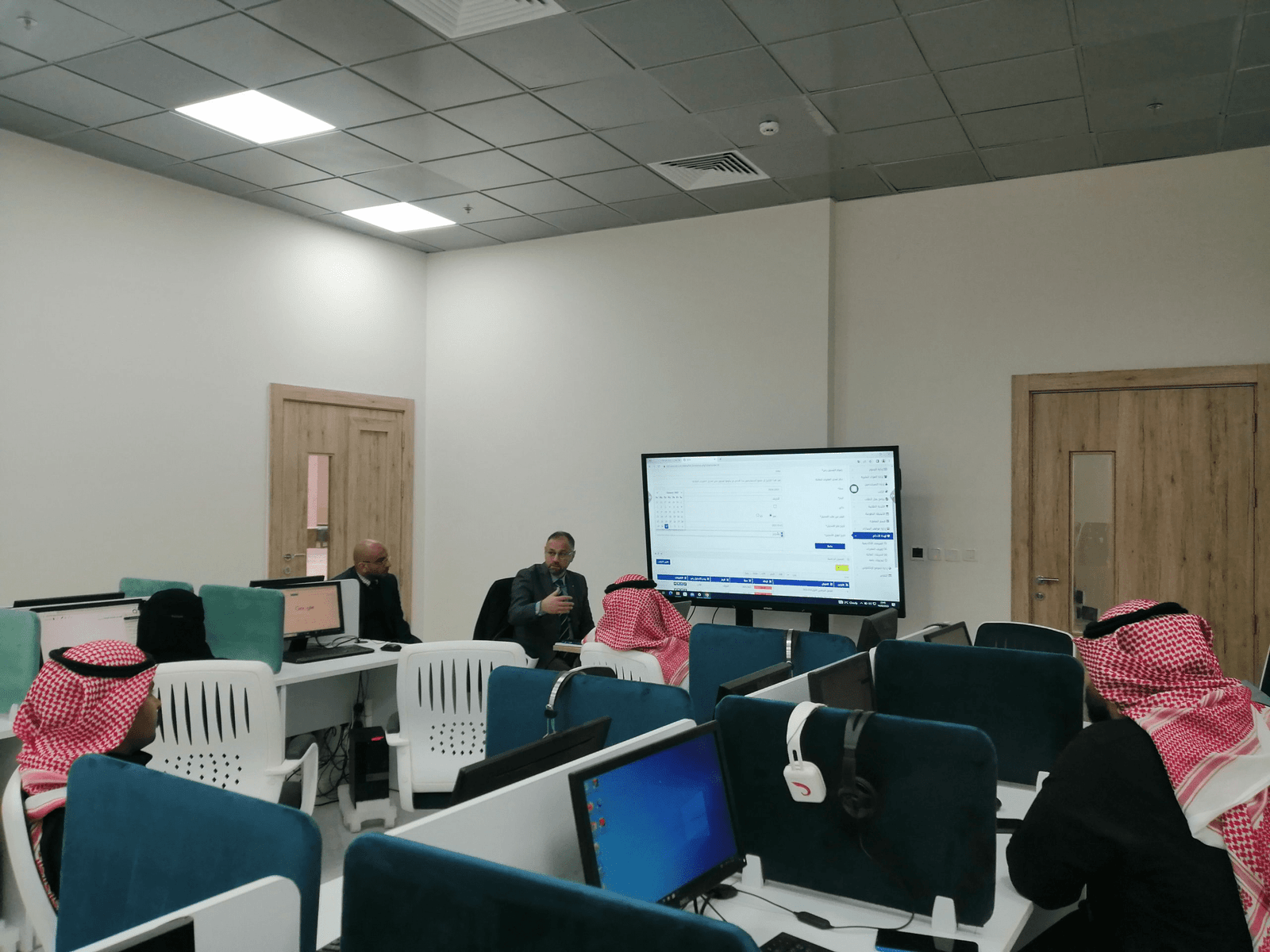 تدريب أعضاء هيئة التدريس والموظفين